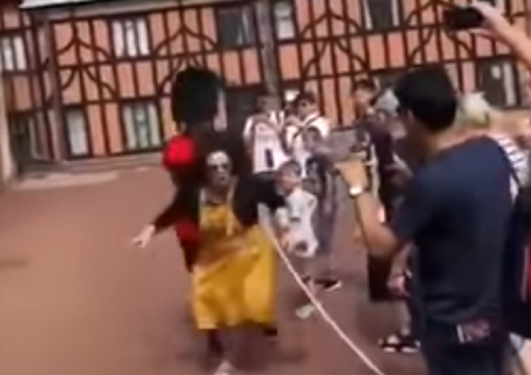  [video] Brytyjski gwardzista brutalnie popchnął turystkę z Azji