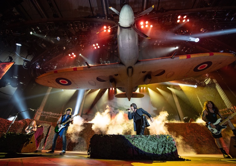  [video] Bruce Dickinson [Iron Maiden] podczas koncertu składa hołd polskim lotnikom. Ani słowa o sądach