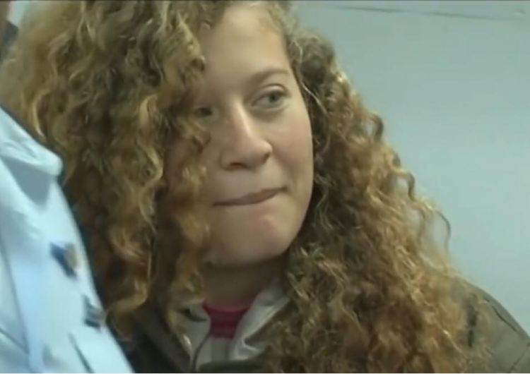  [video] 17-letnia Ahed Tamimi zwolniona po 8. miesiącach więzienia po napaści na izraelskich żołnierzy