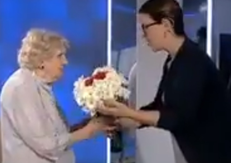  [video] Wzruszająca scena. "Za dużo może gadałam…" Jadwiga Wiśniewska ps. Sroka uhonorowana w "Minęła 8"