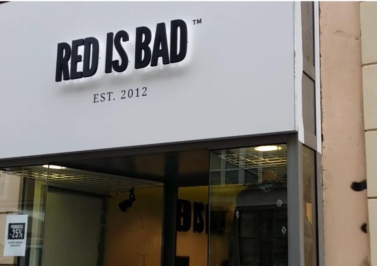  Premier odwiedził sklep Red is Bad, by kupić koszulki dla wolontariuszy