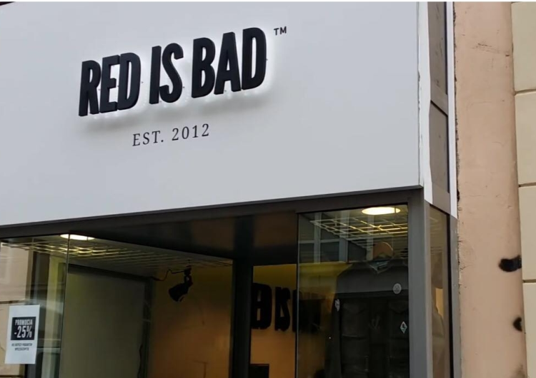 Premier odwiedził sklep Red is Bad, by kupić koszulki dla wolontariuszy