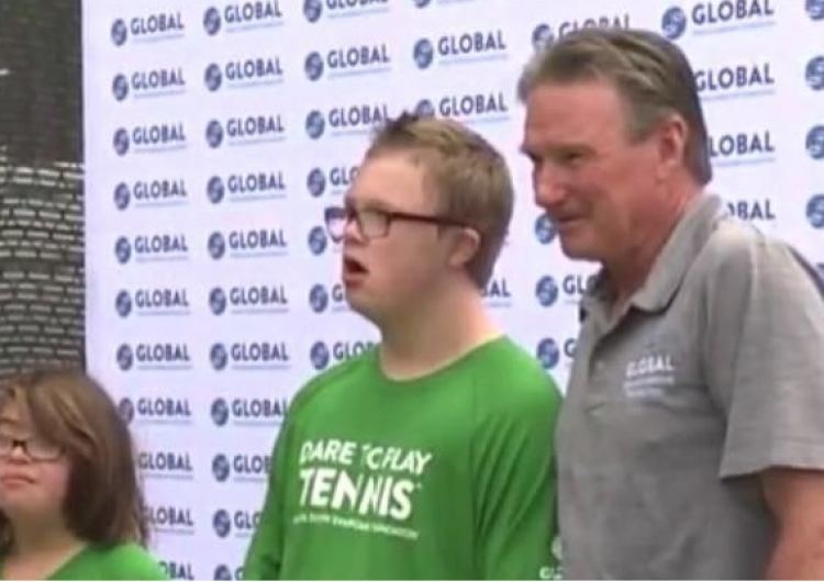 Słynny Jimmy Connors prowadzi obóz tenisowy dla osób z Zespołem Downa: Radość jest spektakularna
