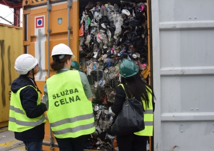 Do Polski przypłynęło 1,1 mln kg nielegalnych śmieci. Szokujące znalezisko w porcie w Gdyni i Gdańsku