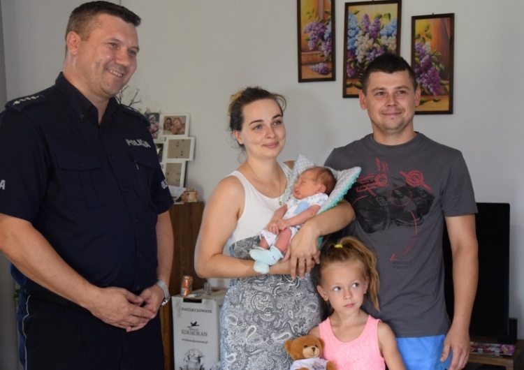 Zaczęła rodzić w samochodzie. Pomogli jej policjanci