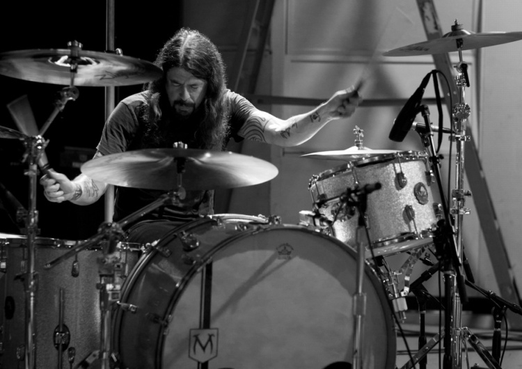  [video] Zobacz jak lider Foo Fighters improwizuje na 7 instrumentach