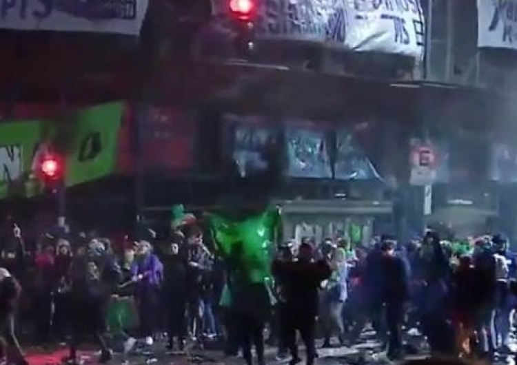  [video] Niesamowita agresja, czyli zachowanie "tolerancyjnej" lewicy po przegranej w Argentynie