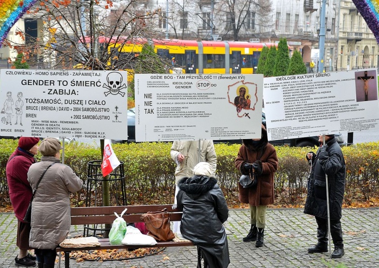 Pikieta modlitewno–edukacyjna przeciwników ideologii gender na placu Zbawiciela w Warszawie Ordo Iuris: Europejscy eksperci od gender ukrywają informacje na temat swojej działalności