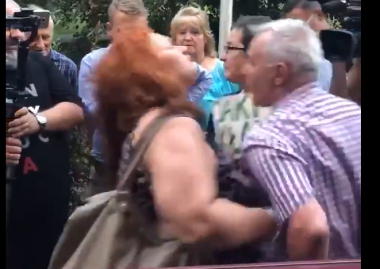  [Wideo] Sympatyczka totalnej opozycji zaatakowała 74-latka na spotkaniu z Patrykiem Jakim