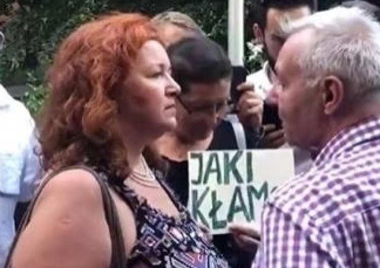  [video] "Obrończyni demokracji" szarpie starszego człowieka próbującego wyminąć demostrację