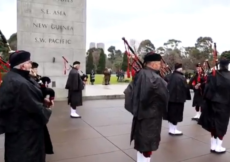  [video] Australijscy "Rats of Tobruk" grają polski hymn. Piorunujący efekt