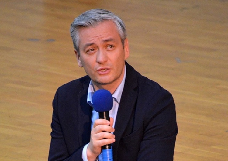 Robert Biedroń przeniósł obraz Jana Pawła II z gabinetu do kościoła. "To co "boskie", to w kościele"