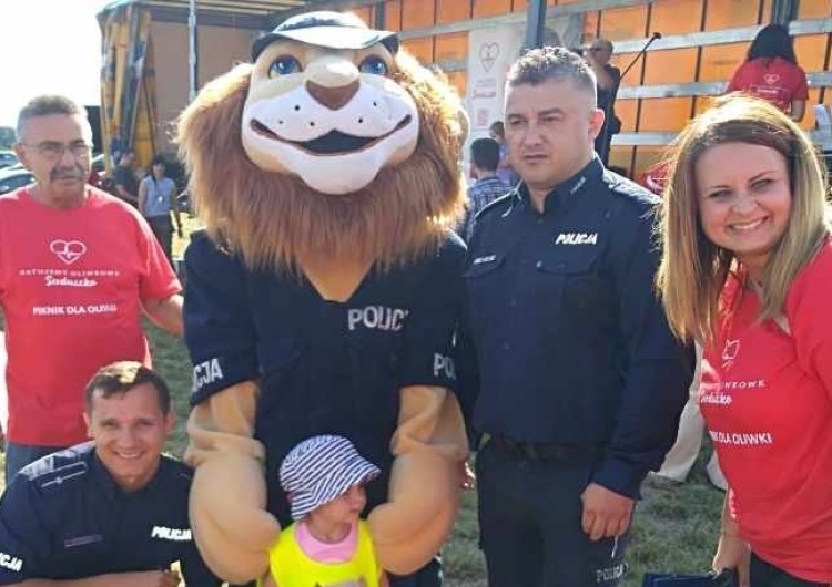 Policjanci zaangażowali się w pomoc 2-letniej Oliwce