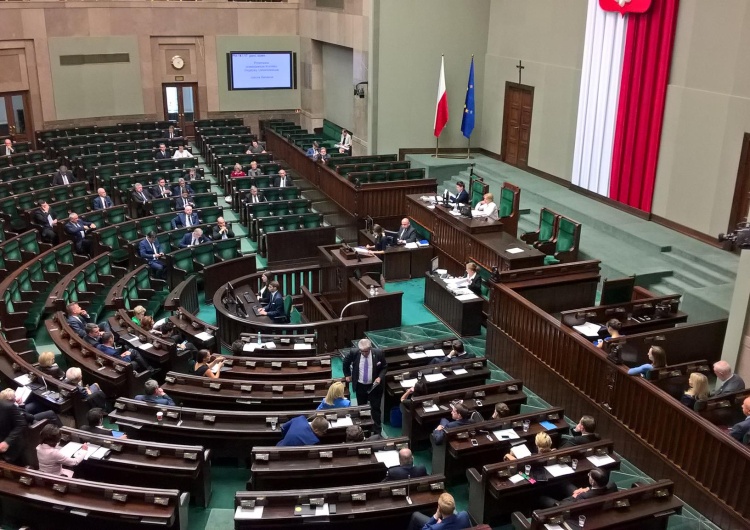  Sejm przegłosował obniżenie wieku emerytalnego. Zobacz jak głosowali posłowie