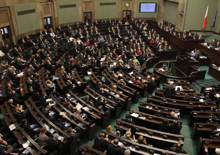  Sejm przyjął ustawę obniżającą wiek emerytalny