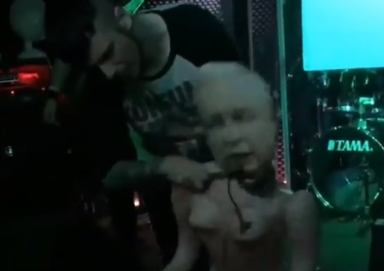  [video] Patologia. Zespół metalowy "Mshaa" poderżnął gardło lalce z sex shopu z głową Kaczyńskiego