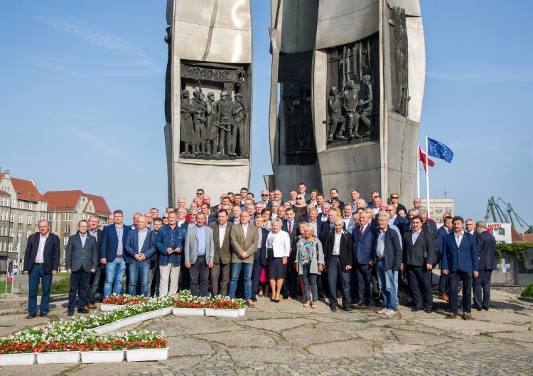  [Foto] Przewodniczący Piotr Duda i członkowie Komisji Krajowej upamiętnili Poległych Stoczniowców