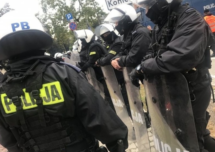 Policjanci zatrzymali pseudokibiców, którzy wtargnęli na murawę w czasie meczu