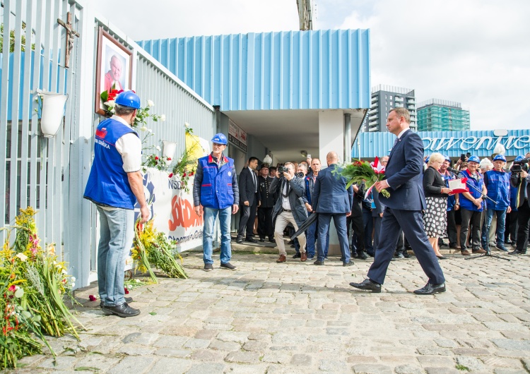  [Foto] Prezydent, Premier i Przewodniczący S. złożyli kwiaty pod bramą Stoczni Gdańskiej
