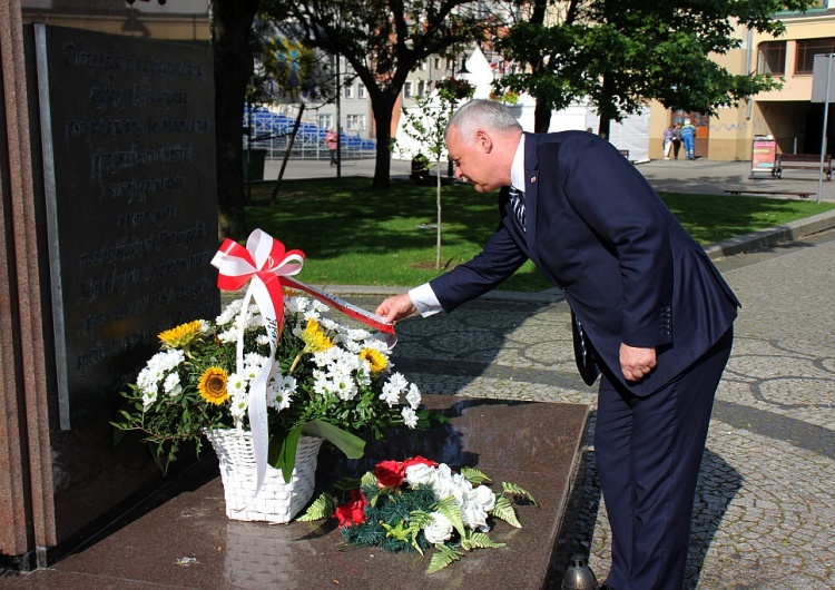 Legniccy związkowcy złożyli kwiaty pod pomnikiem Papieża