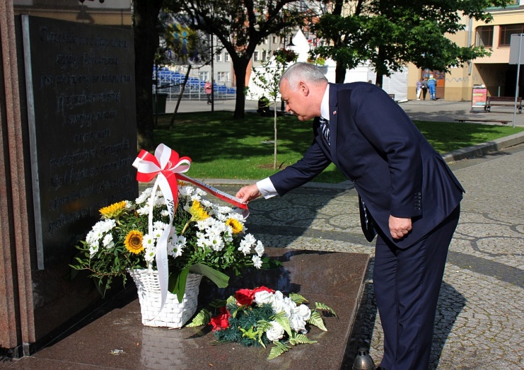  Legniccy związkowcy złożyli kwiaty pod pomnikiem Papieża