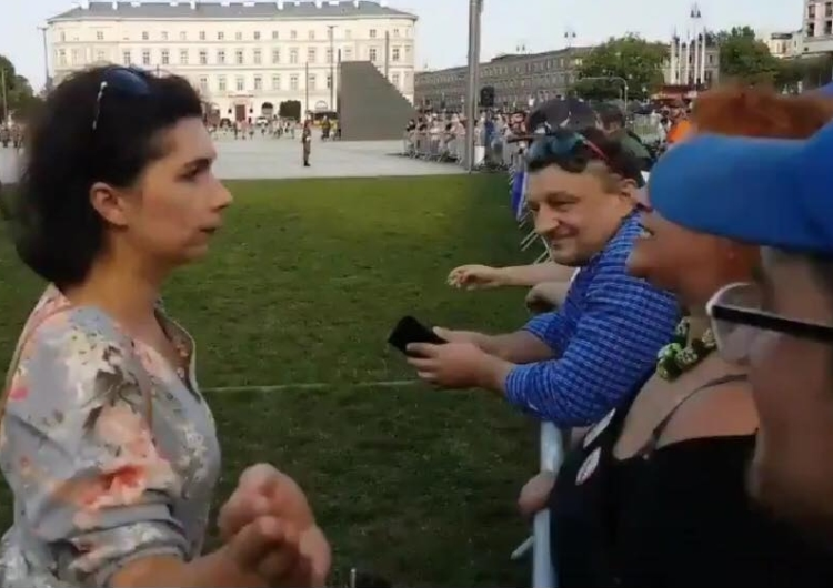 [video] "Ruda z KODu" spoliczkowana przez kobietę podczas zakłócania uroczystości