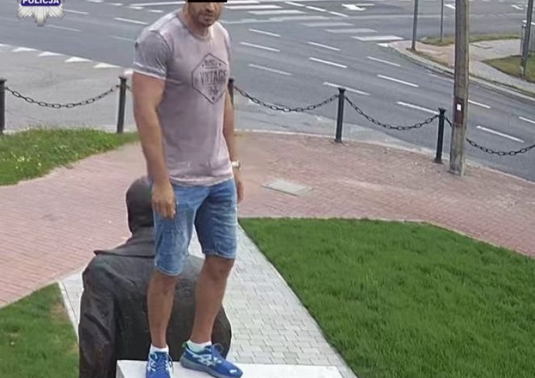 Kraśnik: Zgłosił się na policję. Usłyszał zarzut znieważenia pomnika