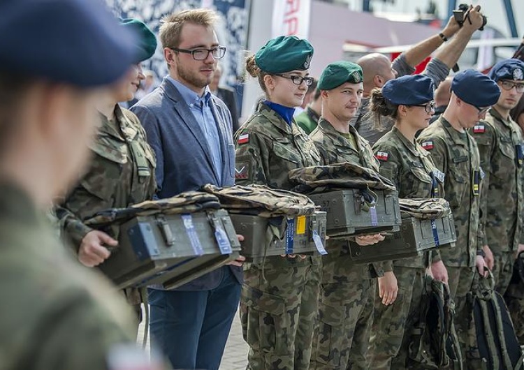 Młodzież garnie się do munduru