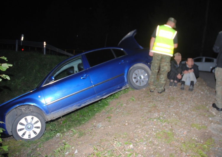  Dziesięciu Wietnamczyków próbowało sforsować polską granicę w... pięcioosobowym samochodzie