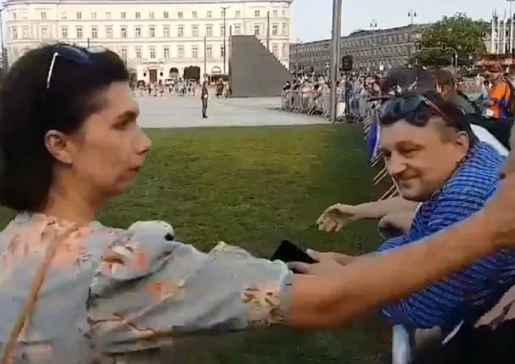  Kombatanci bronią kobiety, która spoliczkowała "Rudą z KOD-u"