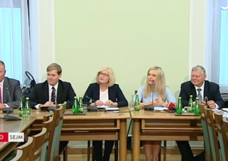 KNF pod nadzorem PO zakpiła z komisji d/s Amber Gold - przesłała broszurki zamiast żądanych informacji
