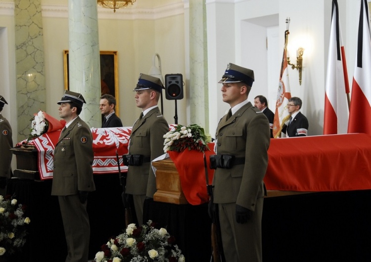 Ponowny pochówek Lecha i Marii Kaczyńskich. W uroczystości wezmą udział Andrzej Duda i Beata Szydło