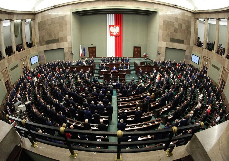 Sondaż Kantar Millward Brown SA dla "Faktów" TVN: PiS z dużą przewagą, spory spadek PO