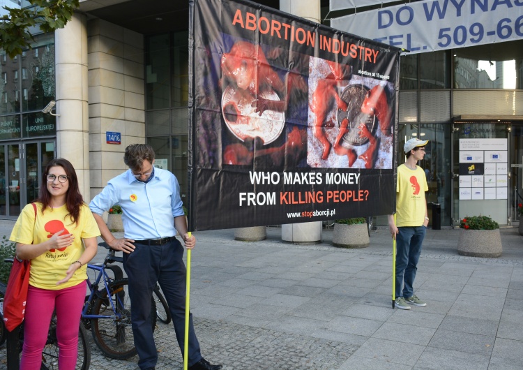 Tomasz Gutry [Nasza Fotorelacja] Pikieta Przeciwników aborcji przed siedzibą Unii Europejskiej w Warszawie