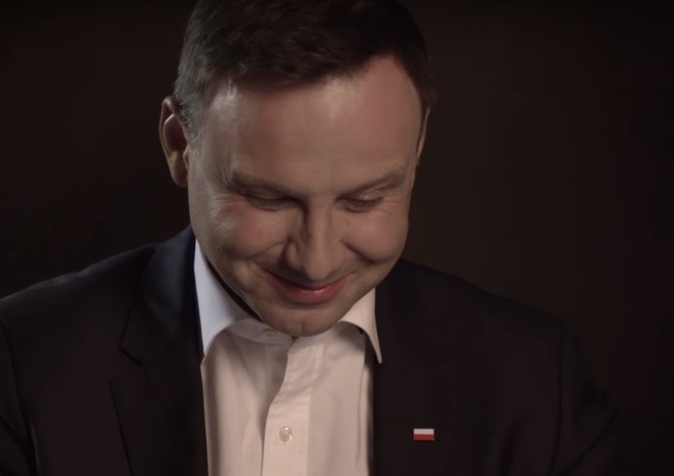  Prezydent publikuje mema z dystansem do oskarżeń o słynne zdjęcie na którym stoi: "Padłem"