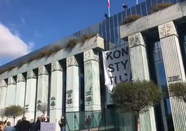 Wielki banner z napisem "Konstytucja" zawisł na gmachu Sądu Najwyższego. Zgodę wydał D. Zawistowski