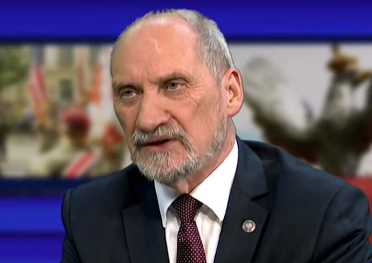  Macierewicz odpowiada Piątkowi:  "Najbardziej obrzydliwy jest atak na moją żonę". Będzie proces?