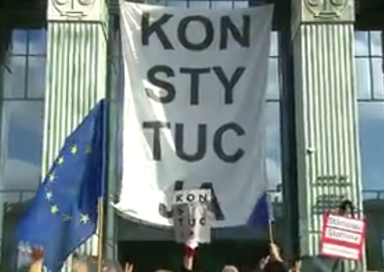 Według rzecznik Sądu Najwyższego hasło „konstytucja” można powiesić, „dekomunizacja” już nie