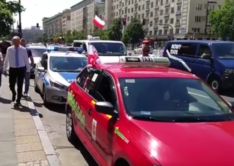 Taksówkarze wychodzą na ulicę. W południe protest na głównych arteriach miasta