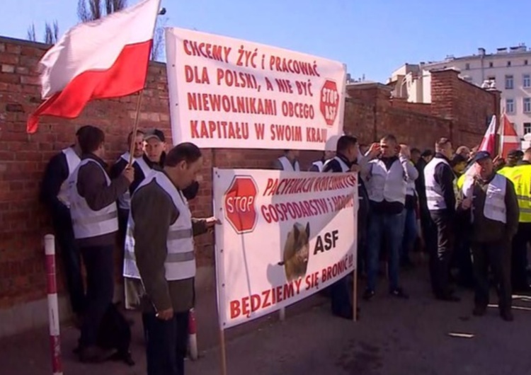  Kilkudziesięciu rolników protestowało przed MSZ i KPRM. Chcą lepszych relacji z Rosją