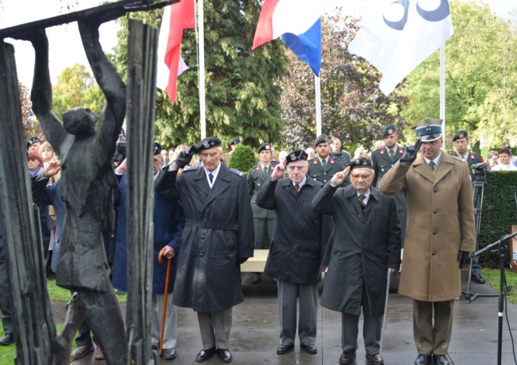Ostatni żyjący "Maczkowcy" oddali hołd swojemu dowódcy
