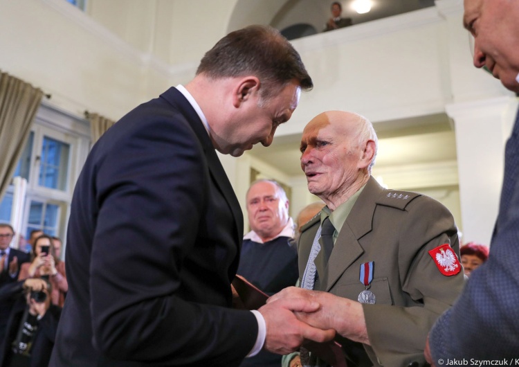 Wzruszające. Żołnierz AK, skazany na łagry, wygnany z Polski. Dziś otrzymał z rąk prezydenta...
