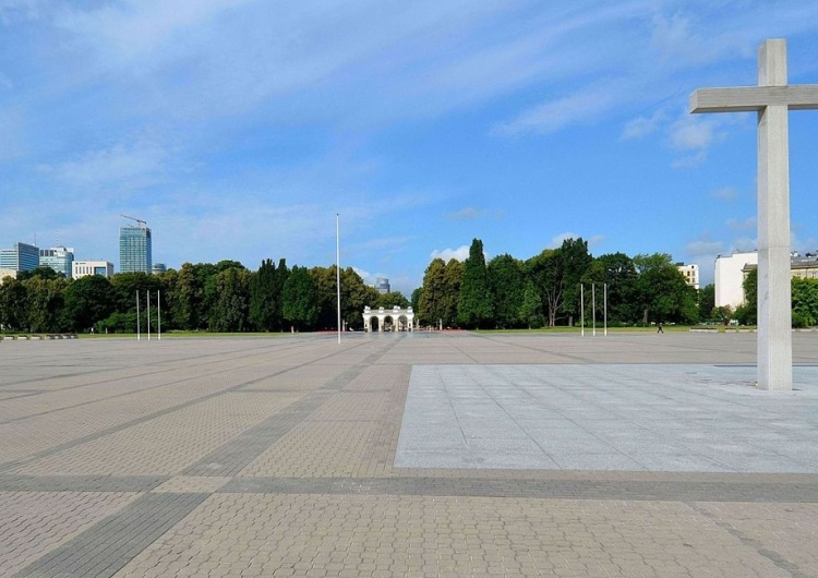 Sąd zbada sprawę dotyczącą pomnika Lecha Kaczyńskiego na pl. Piłsudskiego