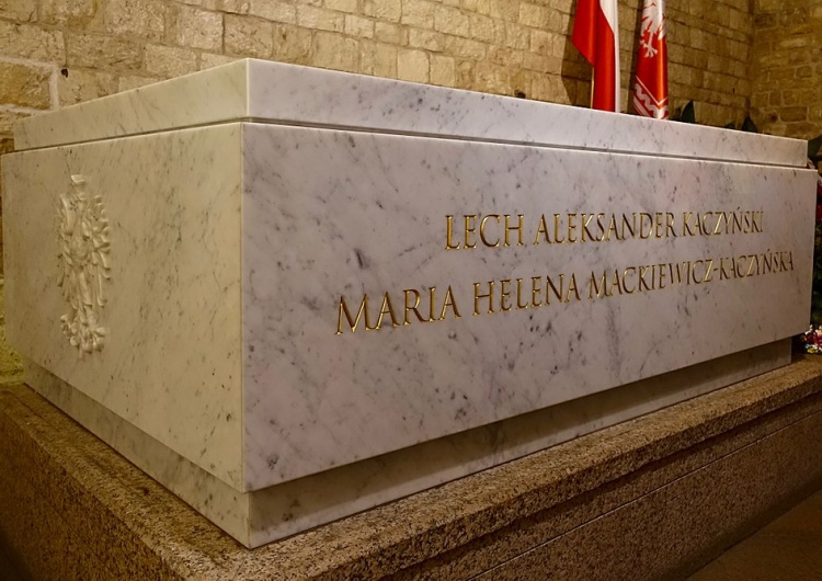 Prezydent oddał hołd Lechowi i Marii Kaczyńskim