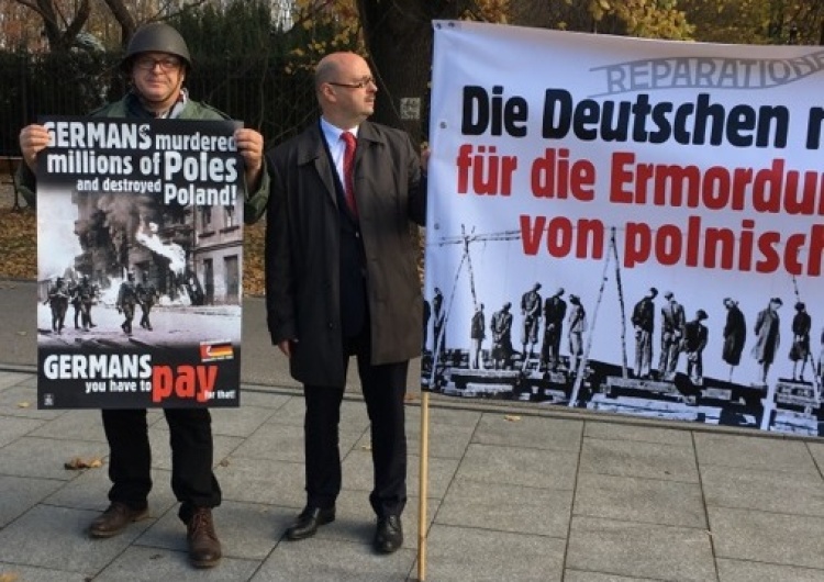  [Foto] Merkel w Warszawie. Pikieta pod KPRM: "Reparationen jetzt!"