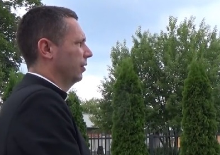 Wyborcza kolejny dzień pastwi się nad księdzem Danielem Wachowiakiem