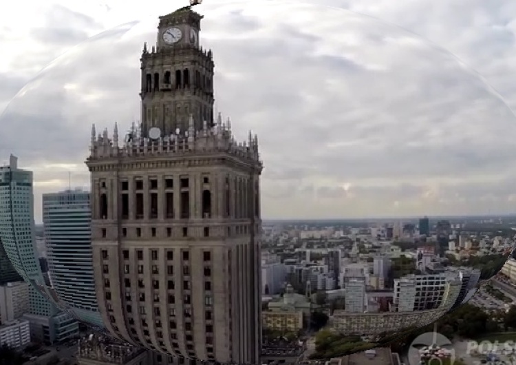 Wszędzie biało-czerwono, a Pałac Kultury na... tęczowo...