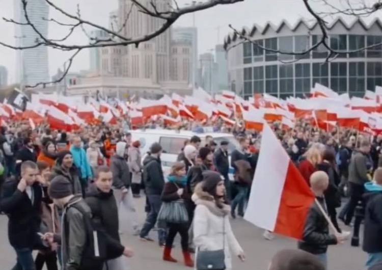  [video] Marsz Niepodległości ruszył. Uczestnicy śpiewają "Rotę"