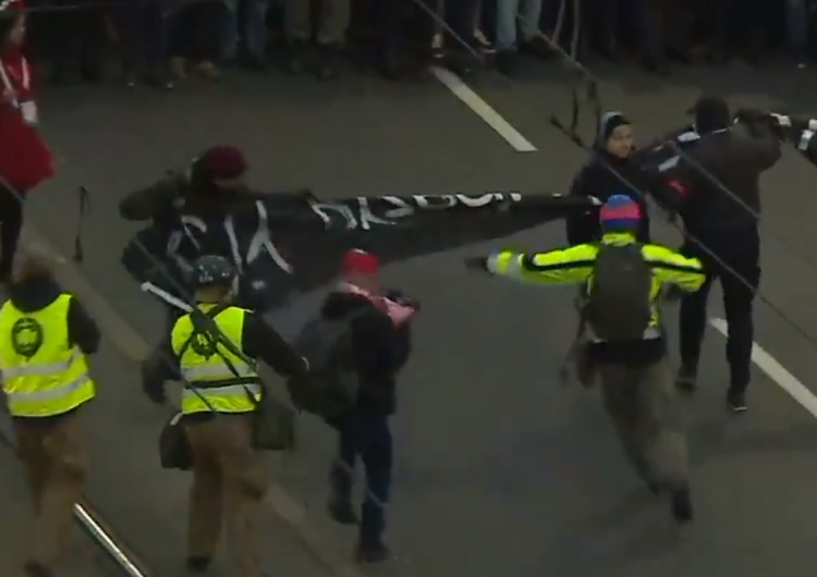  [video] Prowokatorzy usiłują rozwinąć niedozwolony baner. Tak reaguje Straż Marszu Niepodległości
