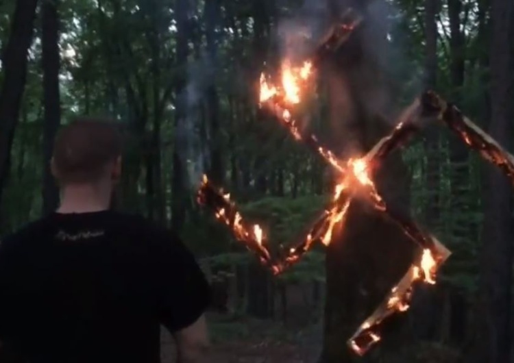 Dziennikarz Tok FM: "Jakbym był na imprezie neonazistów, to bym grzecznie hajlował". Odpowiedź powala
